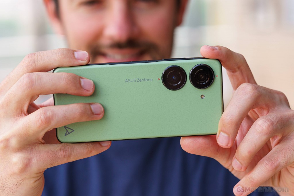 Asus Zenfone 10 Resim 2