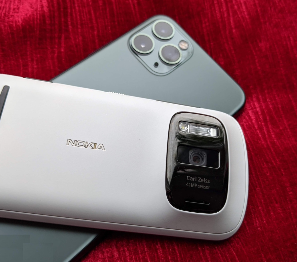 Nokia 808 PureView Resim 3