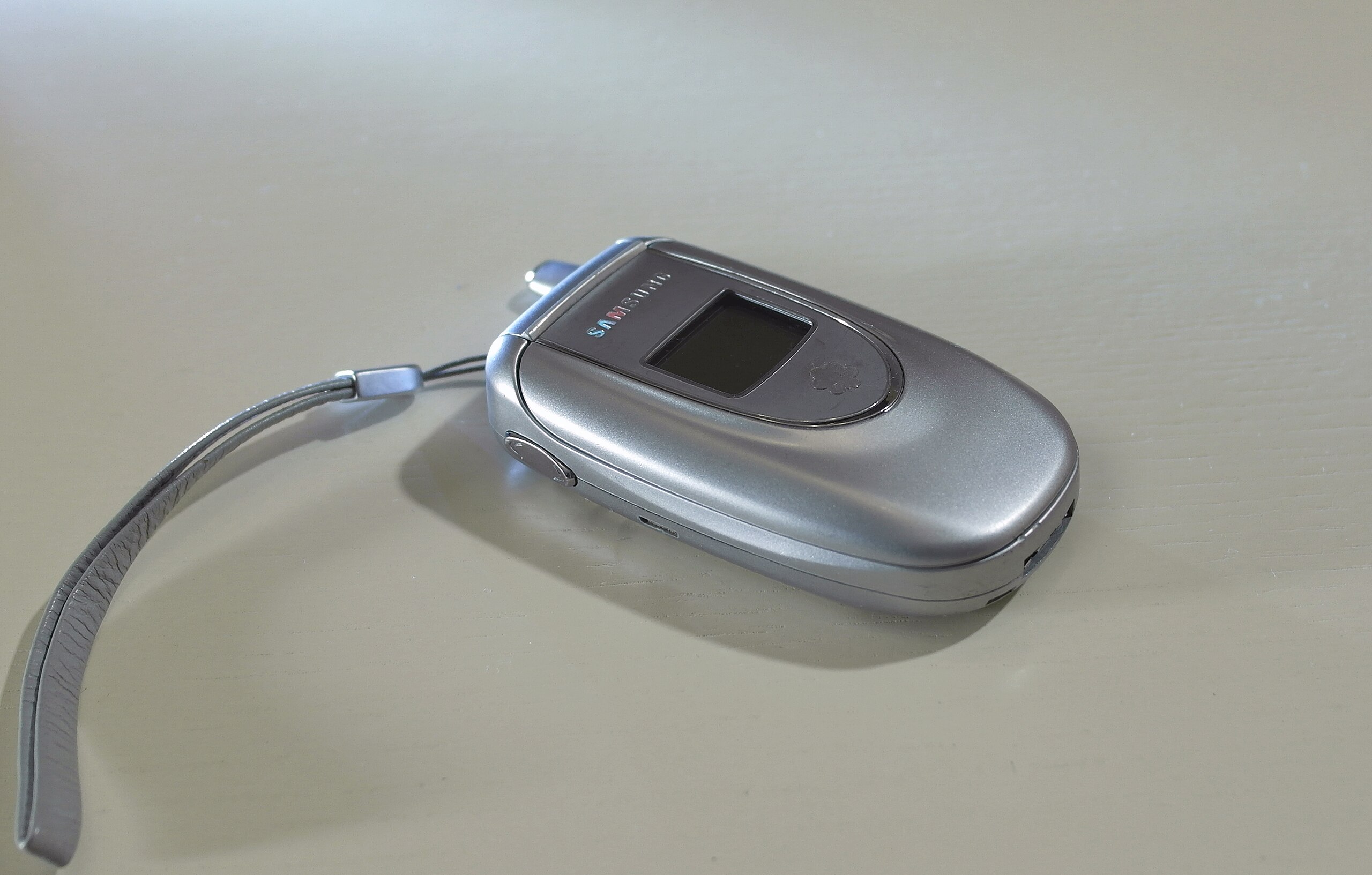 Samsung E100 Resim 3